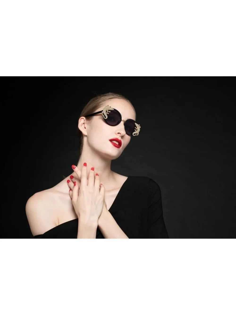 Women's Sparkling Animal Oval Frame Fashion Sunglasses Elegant Wear Black